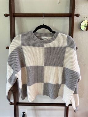 &merci Women's Gray and Cream Checkerboard Crewneck Sweater